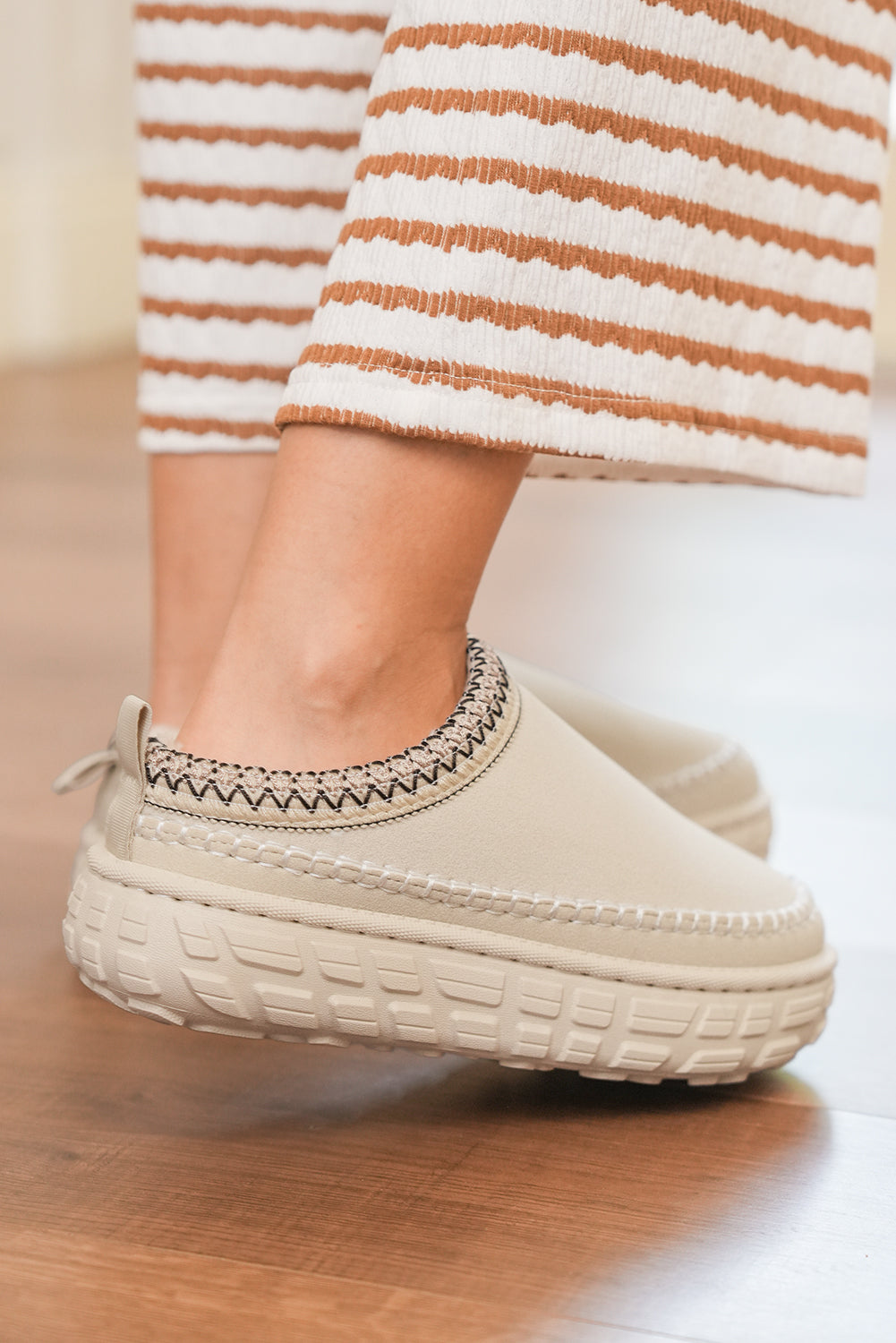 Black Contrast Stitch Detail Plush Winter Clog Slippers