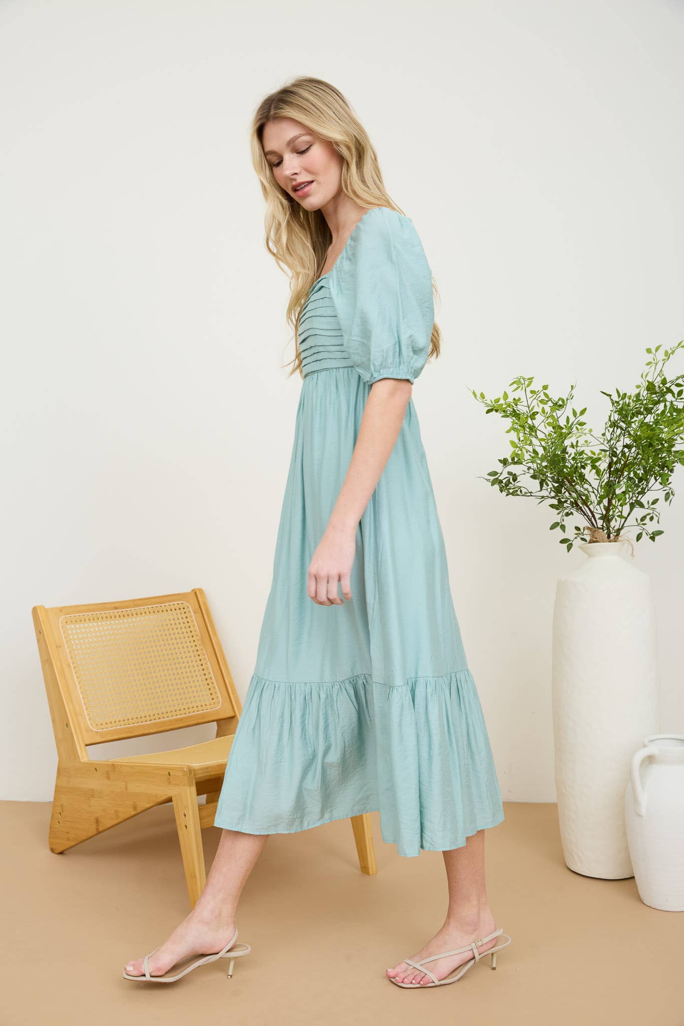 PLEATED EMPIRE WAIST PUFF SLEEVE MIDI DRESS: OFF WHITE