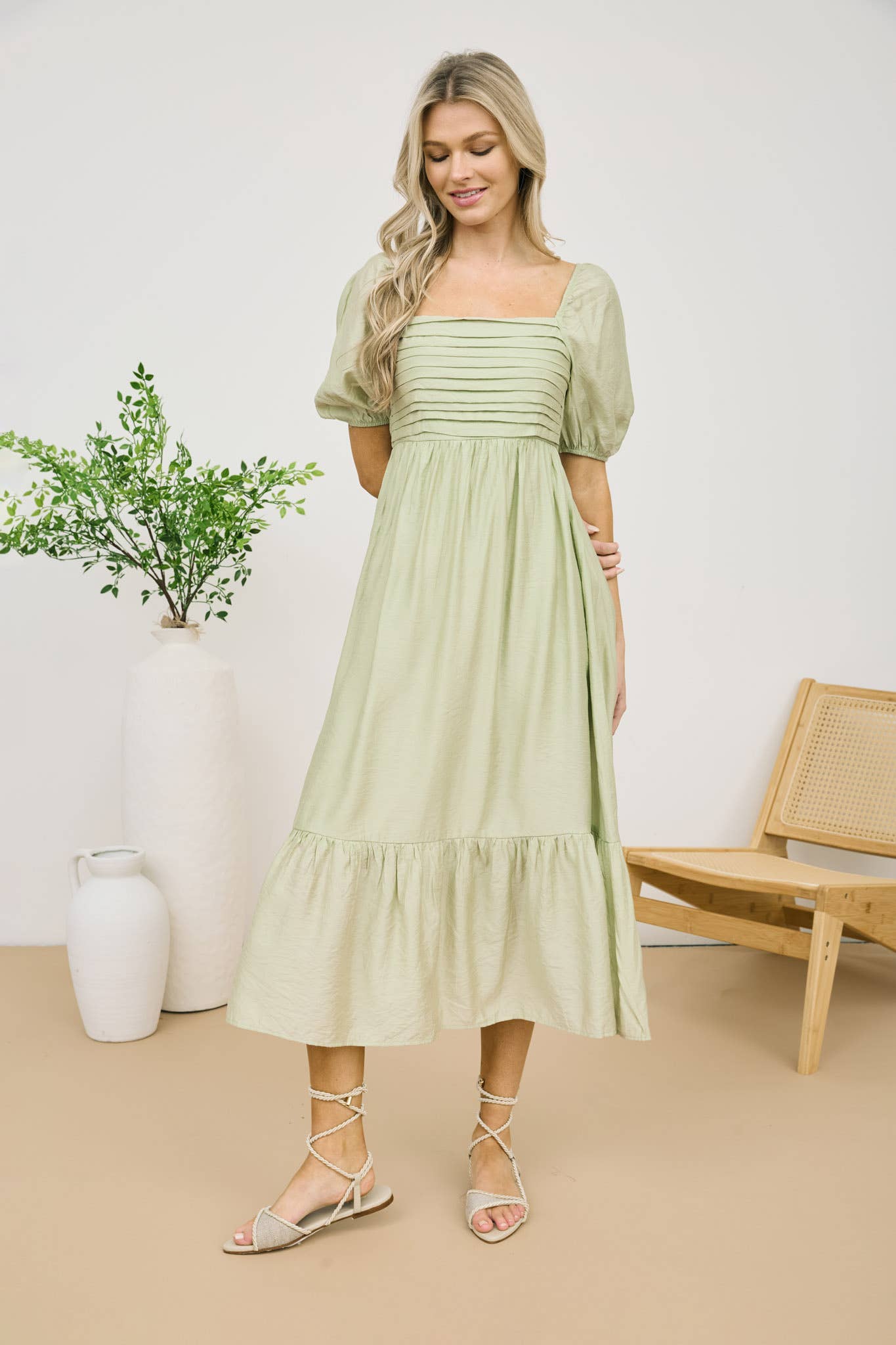 PLEATED EMPIRE WAIST PUFF SLEEVE MIDI DRESS: OFF WHITE