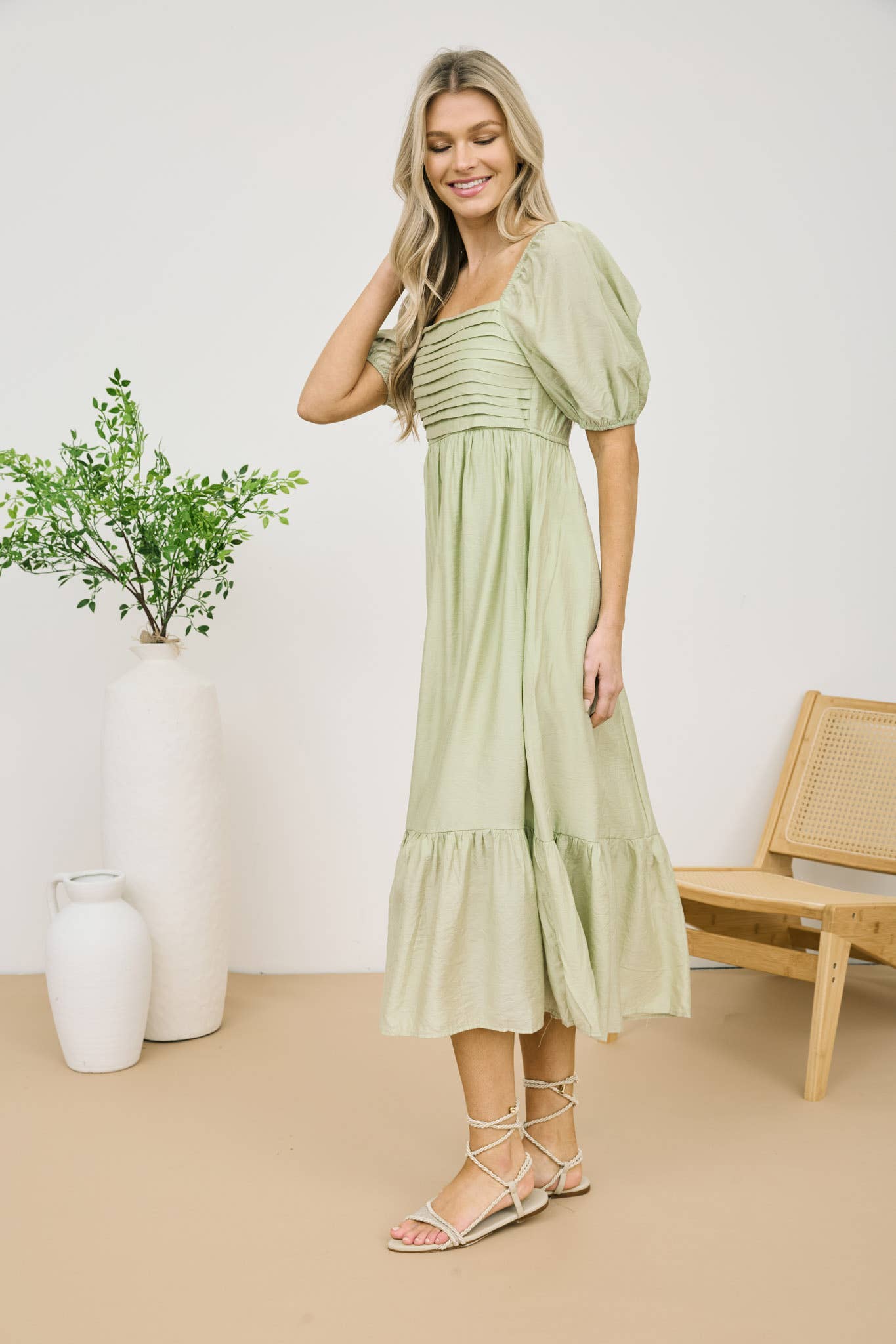 PLEATED EMPIRE WAIST PUFF SLEEVE MIDI DRESS: OFF WHITE