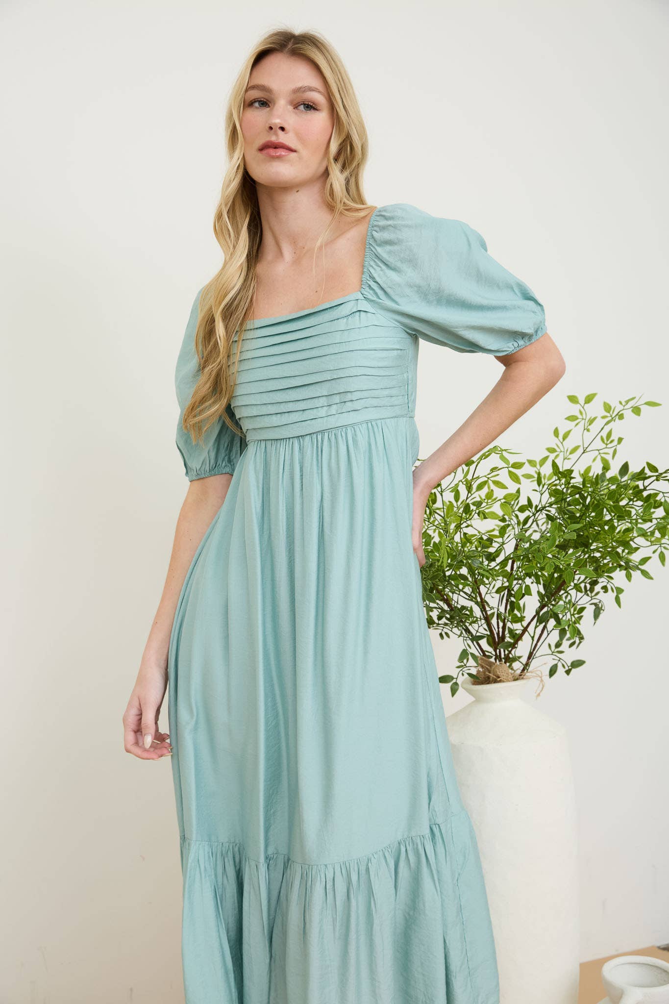 PLEATED EMPIRE WAIST PUFF SLEEVE MIDI DRESS: OFF WHITE