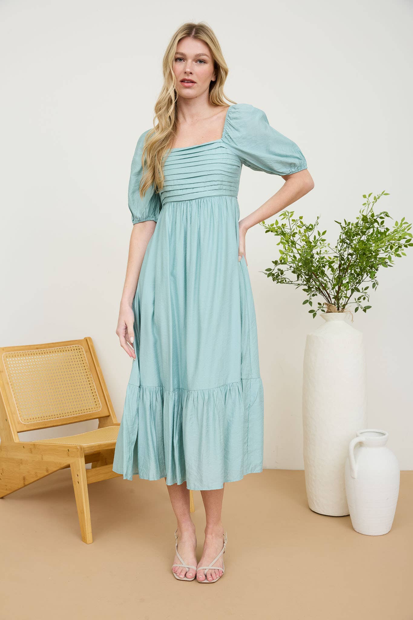 PLEATED EMPIRE WAIST PUFF SLEEVE MIDI DRESS: OFF WHITE